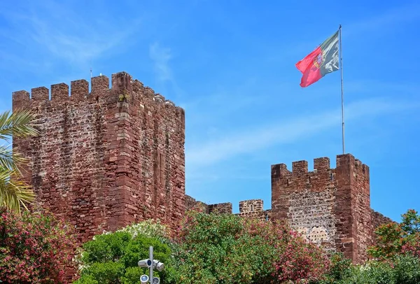 Перегляд середньовічний замок з португальської прапор на вершині Silves, Португалія. — стокове фото