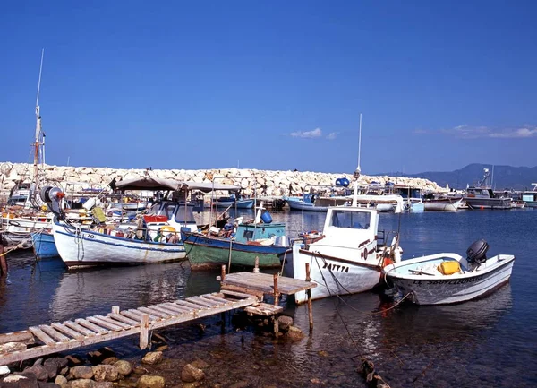 Traditional fishing boats in the harbour, Latchi, Cyprus. — Stock Photo, Image