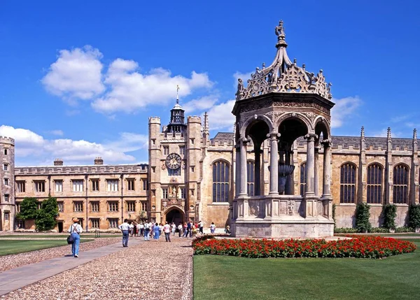 Kilátás Trinity College és udvar szökőkúttal az előtérben, Cambridge, Uk. — Stock Fotó