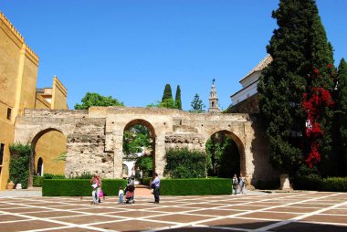 Krallar Kalesi 'ndeki Patio de la Monteria' nın arkasında Giralda kulesi, Seville, İspanya..