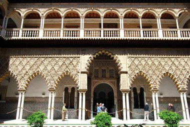 Krallar Kalesi, Sevilla, İspanya 'daki Patio de los Doncellas manzarası.