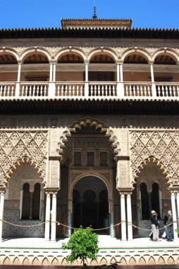 Krallar Kalesi, Sevilla, İspanya 'daki Patio de los Doncellas manzarası.