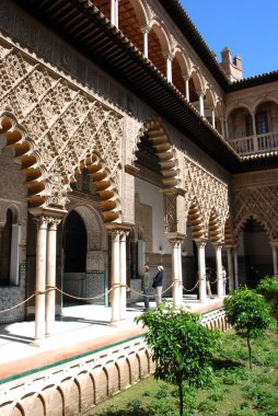 Krallar Kalesi, Sevilla, İspanya 'daki Patio de los Doncellas manzarası.