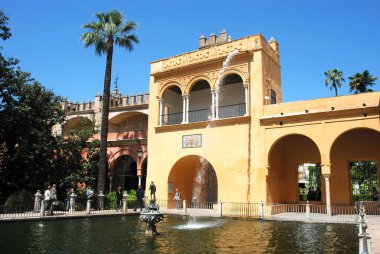 İspanya, Seville 'deki Kings Kalesi' nin bahçesinde yeni bir çeşme ve havuz..