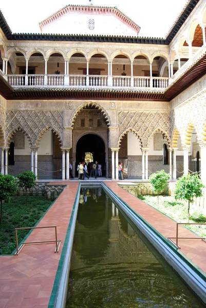 View of the Patio de los Doncellas in the Castle of the Kings, Seville, Spain. — Stock Photo, Image