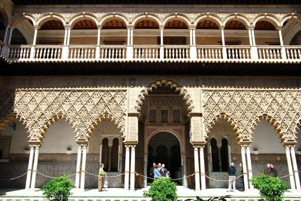 Pohled na patio de los Doncellas na hradě králů, Sevilla, Španělsko. — Stock fotografie