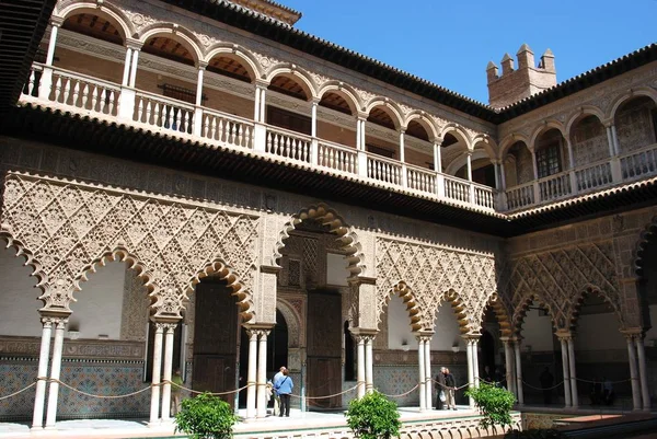 Pohled na patio de los Doncellas na hradě králů, Sevilla, Španělsko. — Stock fotografie