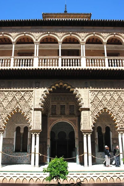 Pohled na patio de los Doncellas na hradě králů, Sevilla, Španělsko. — Stock fotografie