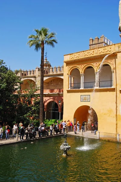 Fuente de la novedad y piscina en el jardín del Castillo de los Reyes, Sevilla, España . — Foto de Stock