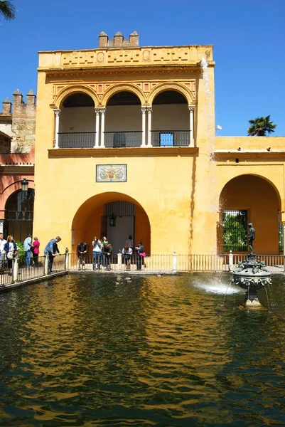 Fuente de la novedad y piscina en el jardín del Castillo de los Reyes, Sevilla, España . — Foto de Stock