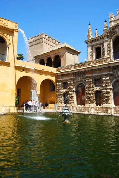 Novidade fonte e piscina no jardim Castelo dos Reis, Sevilha, Espanha . — Fotografia de Stock