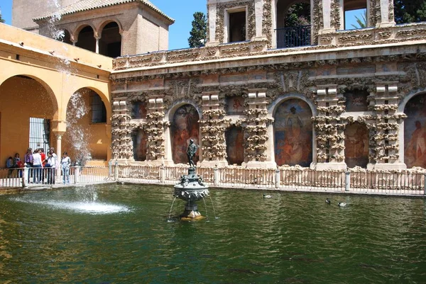 Nieuwe fontein en zwembad in het Kasteel van de Koningen tuin, Sevilla, Spanje. — Stockfoto