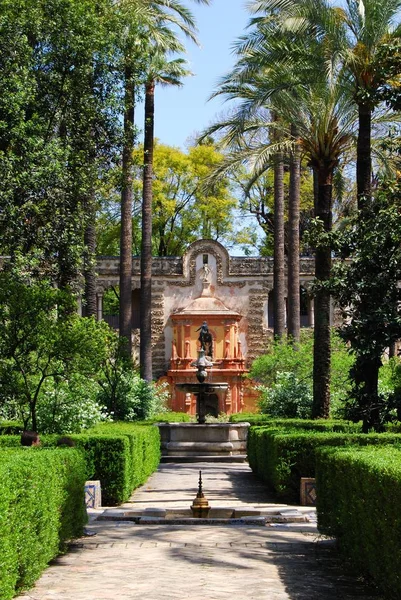 Fontein van Neptunus in de tuinen van het Kasteel van de Koningen, Sevilla, Spanje. — Stockfoto