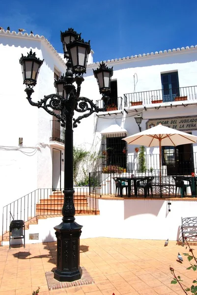 Restaurante com uma luz de rua ornamentada em primeiro plano, Mijas, Espanha . — Fotografia de Stock