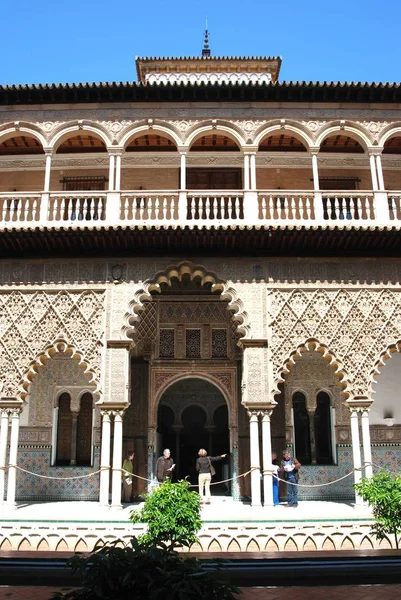 View of the Patio de los Doncellas in the Castle of the Kings, Sevilla, Spanyolország. — Stock Fotó