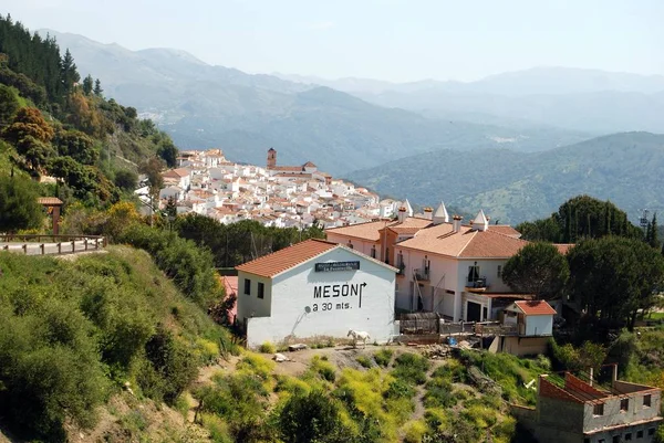 Emelt kilátás nyílik a fehér falu körül hegyek, Algatocin, Spanyolország. — Stock Fotó