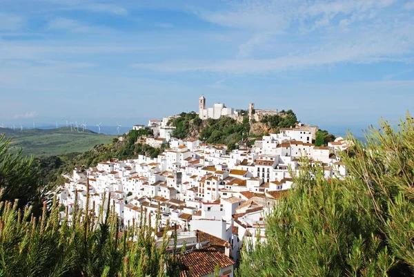 Zvýšený pohled na tradiční bílou vesnici, Casares, Španělsko. — Stock fotografie