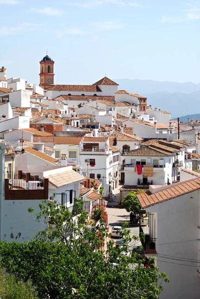 Vista elevada del pueblo blanco rodeado de montañas, Algatocin, España . —  Fotos de Stock