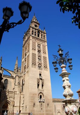 Ön planda süs sokak lambası olan Giralda Kulesi 'nin dışı, Sevilla, İspanya..