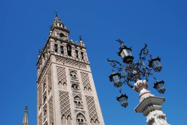 Ön planda süs sokak lambası olan Giralda Kulesi 'nin dışında Sevilla, acı..