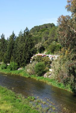Genal Nehri, İspanya 'nın Gaucin kıyısında geleneksel bir İspanyol kır evi..