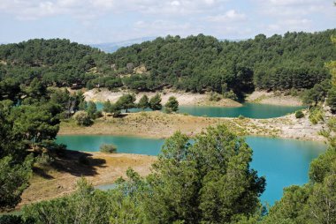 Guadalhorce Gölü 'ne ve dağlara, Ardales' e, İspanya 'ya doğru yükseltilmiş manzara.