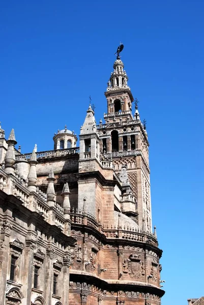 Venkovní pohled na katedrálu a věž Giralda, Sevilla, Španělsko. — Stock fotografie