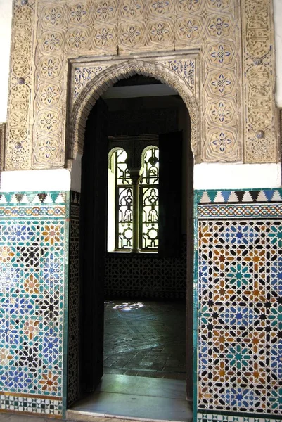 Moorish archway with decorative tiles in the Castle of the Kings, Sevilla, Spanyolország. — Stock Fotó
