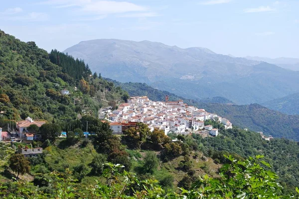 Vista elevada da aldeia branca rodeada por montanhas, Algatocin, Espanha . — Fotografia de Stock