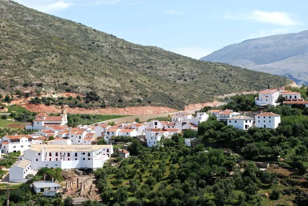 Blick über die Dächer des Dorfes auf die Berge, Atajate, Spanien. — Stockfoto