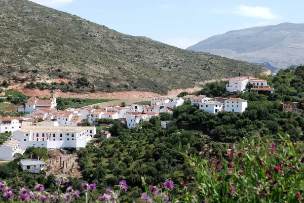 Utsikt över byns hustak mot bergen, Atajate, Spanien. — Stockfoto