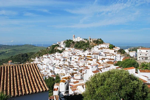 Vista elevada de un pueblo blanco tradicional, Casares, España . — Foto de Stock