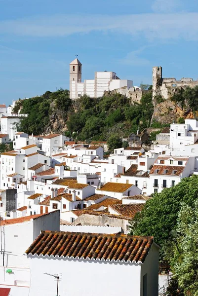 Vista elevada de uma aldeia branca tradicional, Casares, Espanha . — Fotografia de Stock