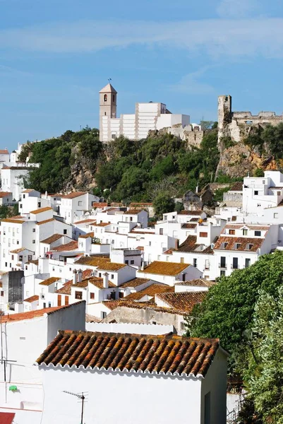 Vista elevada de un pueblo blanco tradicional, Casares, España . —  Fotos de Stock