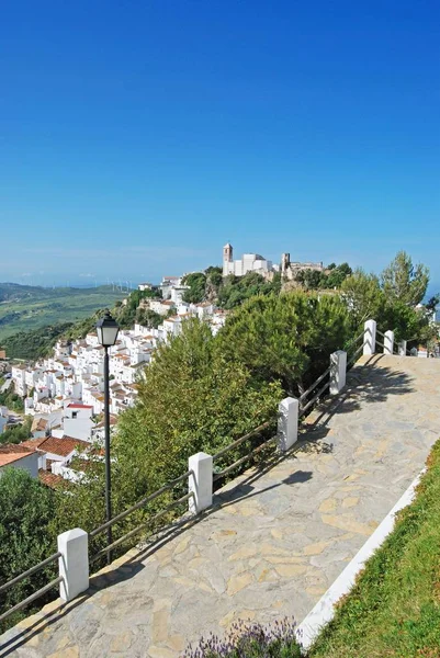 Erhöhter Blick auf ein traditionelles weißes Dorf, casares, Spanien. — Stockfoto