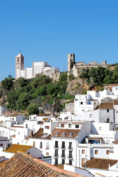 伝統的な白の村、カサレス、スペインの高架ビュー. — ストック写真