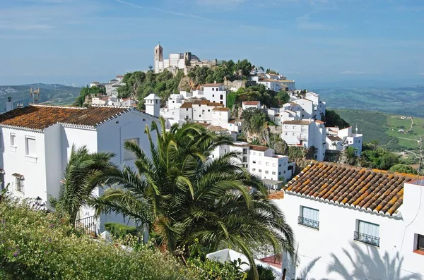 Zvýšený pohled na tradiční bílou vesnici, Casares, Španělsko. — Stock fotografie