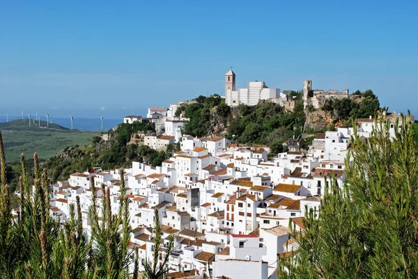 Vista elevada de un pueblo blanco tradicional, Casares, España . —  Fotos de Stock