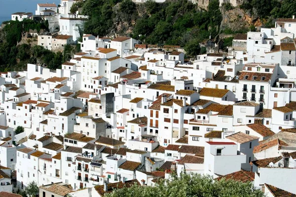 Vista elevada del tradicional pueblo blanco, Casares, España . —  Fotos de Stock