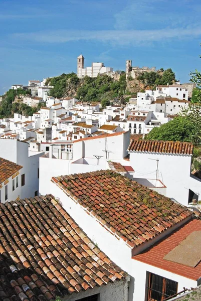 Vista elevata di un tradizionale villaggio bianco, Casares, Spagna . — Foto Stock