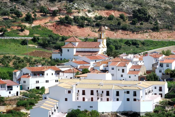 Vista del tradicional pueblo blanco con la iglesia en la parte trasera, Atajate, España . — Foto de Stock