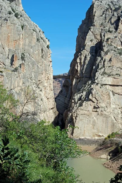 Vista del desfiladero y el río con el Camino de los Reyes en la parte trasera, El Chorro, España . — Foto de Stock
