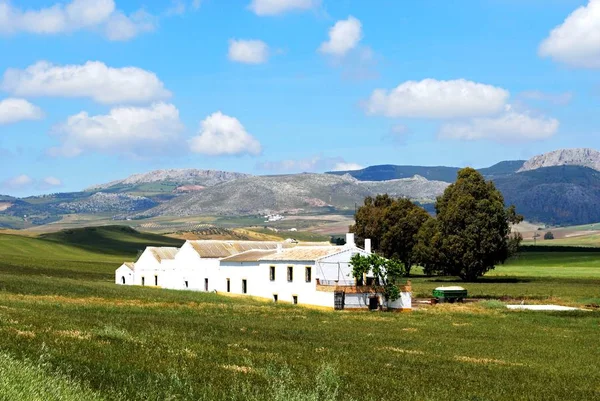 Casa rural española con montañas en el campo en la zona de Ronda, Ronda, España . — Foto de Stock