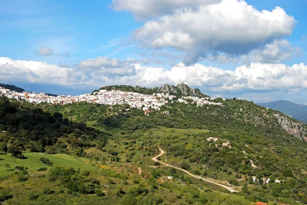 Vista da cidade branca e do campo circundante, Gaucin, Espanha . — Fotografia de Stock
