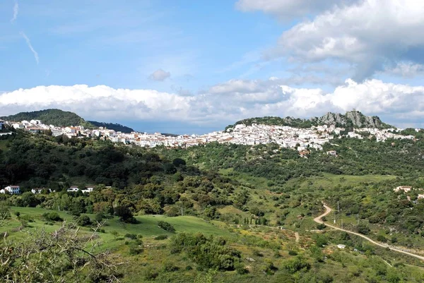 Vista da cidade branca com o castelo e as montanhas para trás, Gaucin, Espanha . — Fotografia de Stock