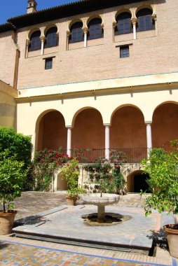 Krallar Kalesi 'nin bahçelerinde çeşme, Seville, İspanya.