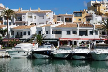 Limanda demirlemiş lüks tekneler restoranlar ve daireler arkada, Cabopino, Marbella, İspanya.