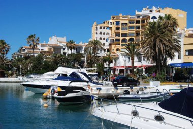 Limanda demirlemiş lüks tekneler restoranlar ve daireler arkada, Cabopino, Marbella, İspanya.