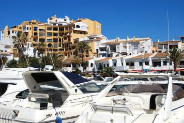 Limanda demirlemiş lüks tekneler restoranlar ve daireler arkada, Cabopino, Marbella, İspanya.