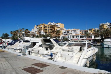 Limanda demirlemiş lüks tekneler restoranlar ve daireler arkada, Cabopino, Marbella, İspanya.